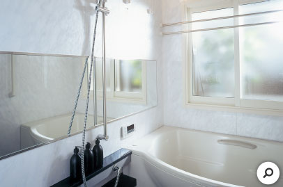 浴室の壁にワイドな鏡を。便利なのはもちろん、空間にひろがりをもたらします。